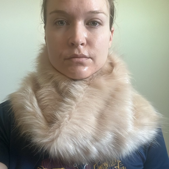 Faux fur baby pink scarf - Picture 5 of 6